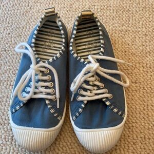 City Sneaks Canvas Sneakers in a Size 5